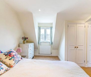 Three double bedroom detached house in the desirable village of Upavon, with garage and parking. - Photo 2