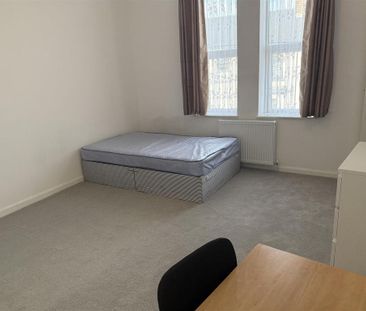 3 bedroom flat to rent - Photo 2