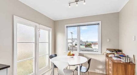 Three bedroom home in Pukekohe! - Photo 2