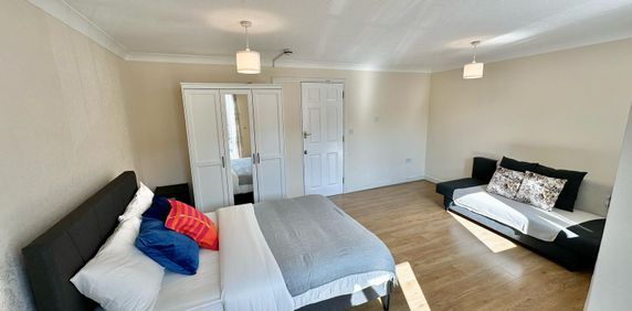 One-Bedroom Studio - Photo 2