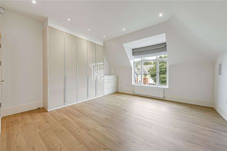 Stylish 3 bedroom apartment on the second floor of an impressive, detached period conversion. - Photo 4