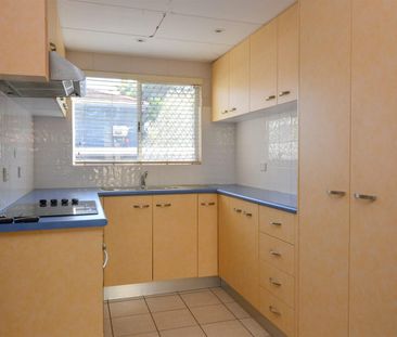 Two bedroom townhouse in a leafy, convenient setting - Photo 4