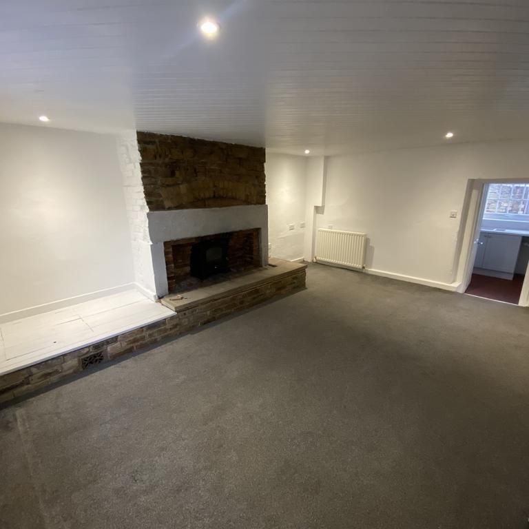 2 bedroom end of terrace house to rent - Photo 1