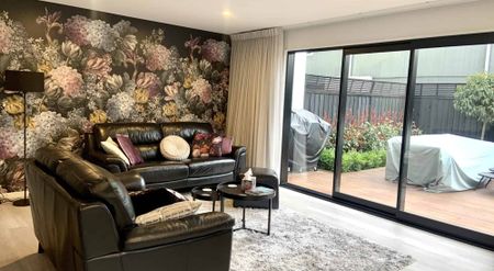 Stunning fully furnished executive townhouse in prime location! - Photo 5
