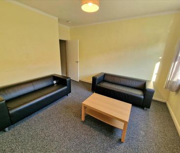 4 bedroom end of terrace house to rent - Photo 1