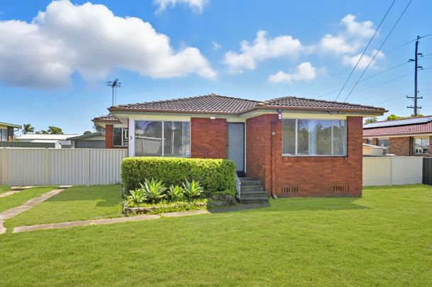 Bright & Spacious Family Home in Prime Colyton Location! - Photo 1