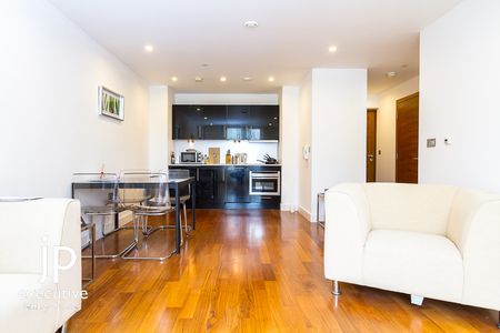 HAYES APARTMENTS CARDIFF CITY CENTRE FURNISHED ONE BEDROOM APARTMENT - Photo 2