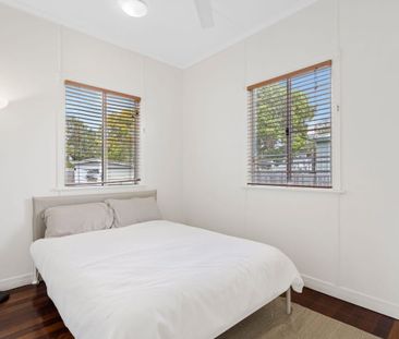 PRIME LOCATION WITH SPACIOUS YARD!! - Photo 3