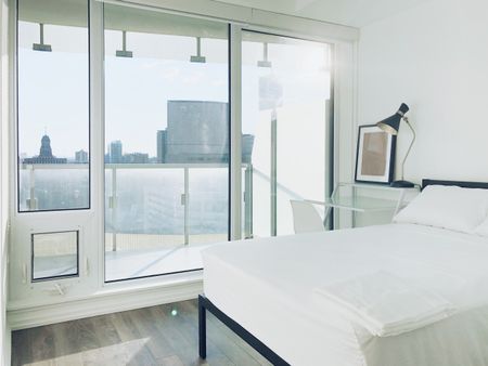 Master Room & Ensuite Bath - 197 Yonge St. (Male Only) - Photo 2