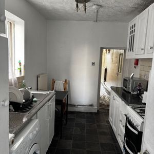 1 Bed Terraced House, Walton St, BS5 - Photo 2