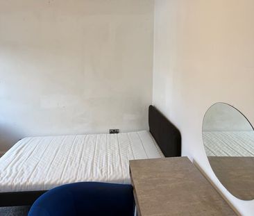 2 Bed Detached House, Brock Road, E13 - Photo 3