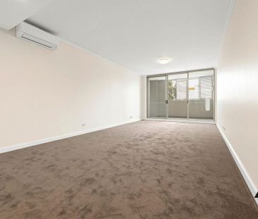 Modern Two Bedroom Apartment With Oversized Courtyard Area - Photo 2