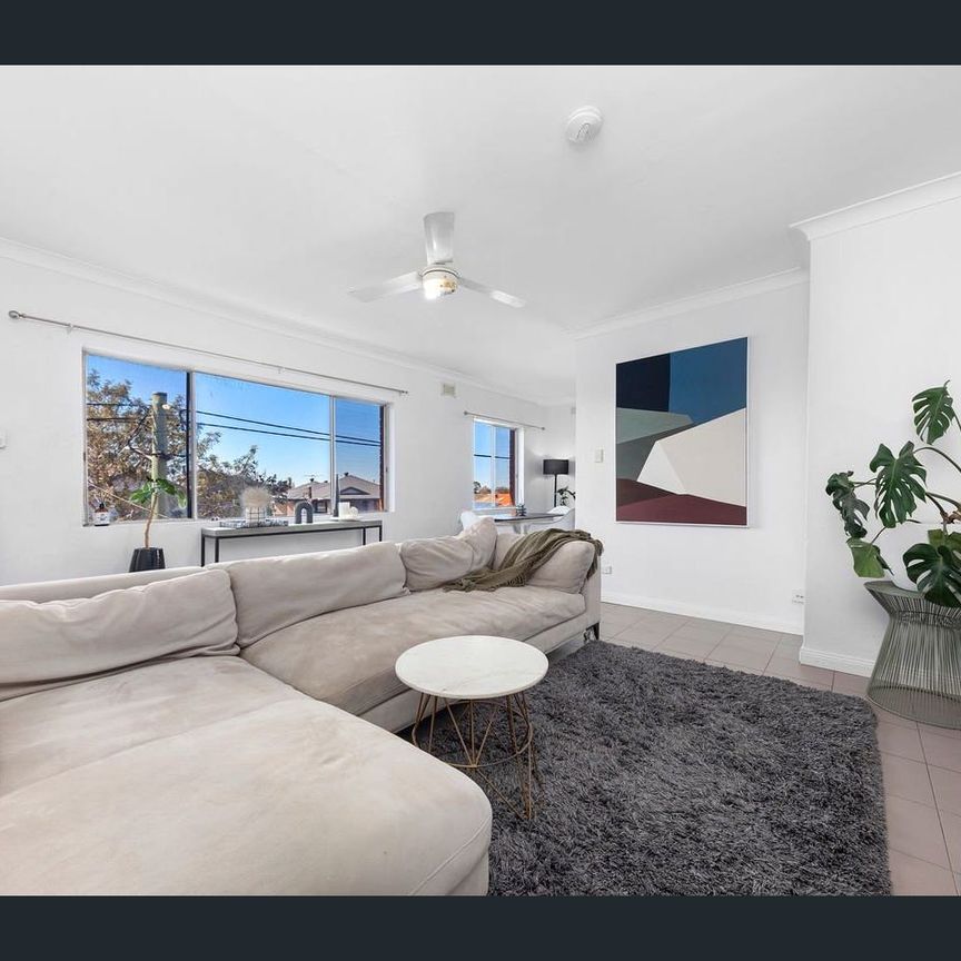 Modern, Sunny Top Floor Two Bedroom Apartment - Photo 1