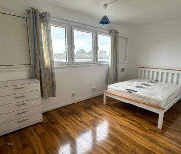 Room in a Shared Flat, Hersham Close, SW15 - Photo 3