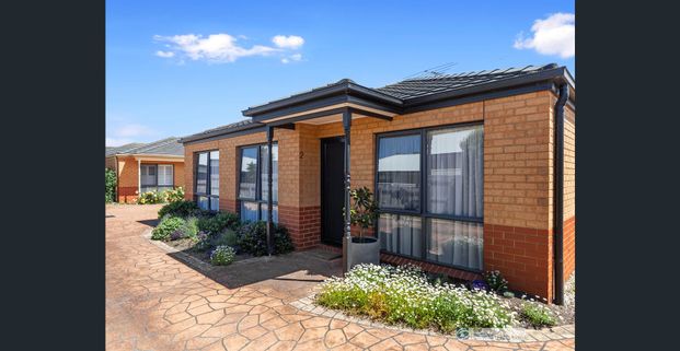 Charming 3-Bedroom Townhouse in the Heart of Cowes - Photo 1