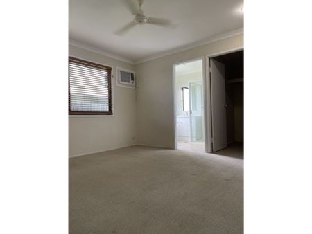 *4-Bedroom Family Home for Rent in Moranbah, QLD** - Photo 4
