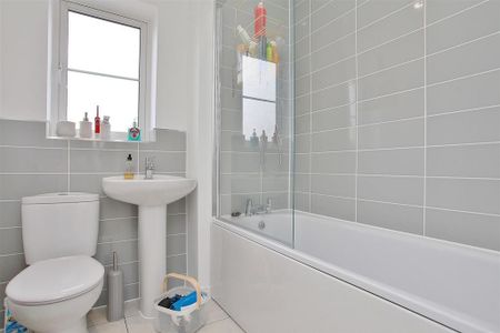 4 bedroom semi-detached house to rent - Photo 5