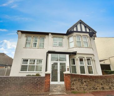 Standown Avenue, Westcliff On Sea - Photo 1