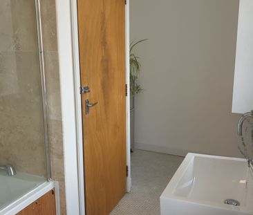 6 bedroom house, 2 en-suites - Photo 4