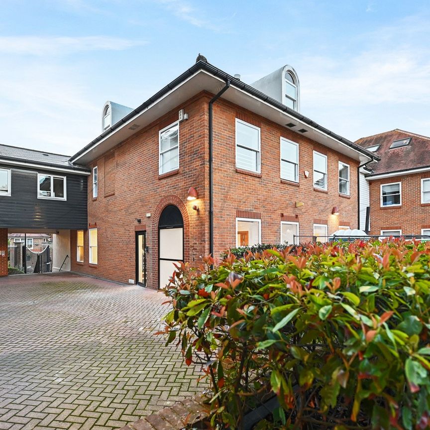 Harvest Lane, Thames Ditton, KT7 - Photo 1