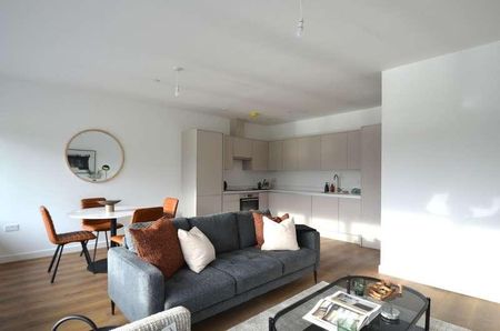 Staines-upon-thames, TW18 - Photo 2