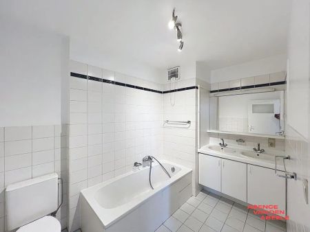 Lichtrijk appartement met zeer ruim terras gelegen te centrum Oostkamp - Foto 5