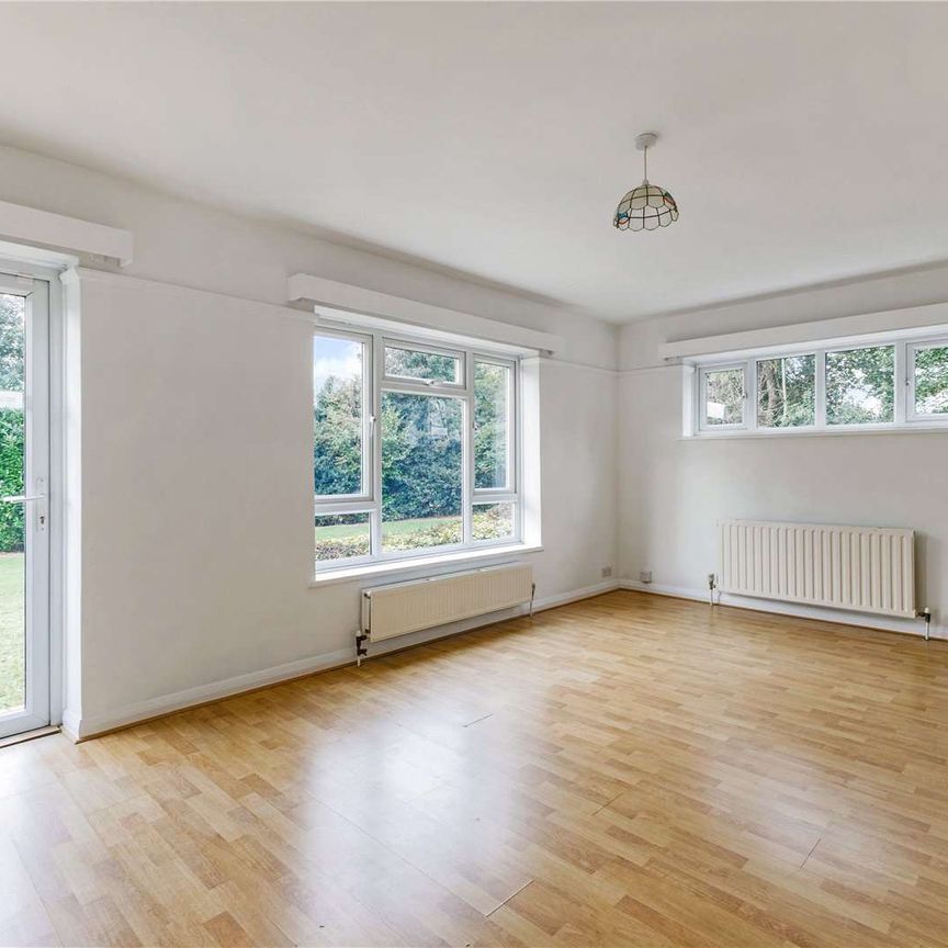 Spacious 4-Bedroom Detached Home with Gated Driveway, Garage & Generous Garden - Photo 1