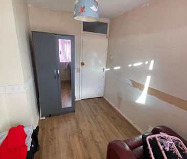 3 Bed Flat, Holly Lane, B66 - Photo 2