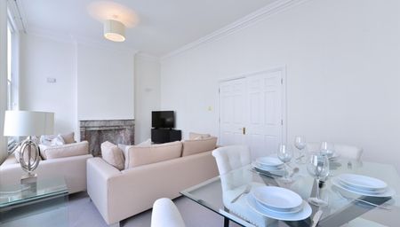 Two Bedroom Flat to rent in London - Photo 2