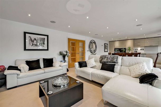 A river facing duplex apartment in the heart of historic Eton - Photo 1