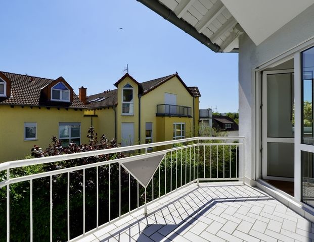Sehr gepflegte und modernisierte zwei Zimmer Wohnung mit großem Sonnenbalkon in ... - Foto 1