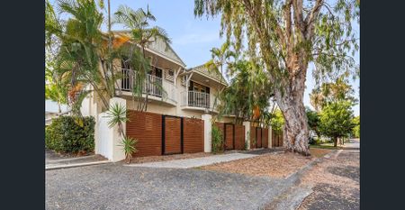 Charming 2-bedroom furnished townhouse, a leisurely stroll to the beach. - Photo 5