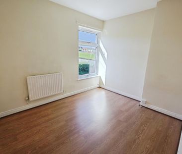 2 bedroom end of terrace house to rent - Photo 2