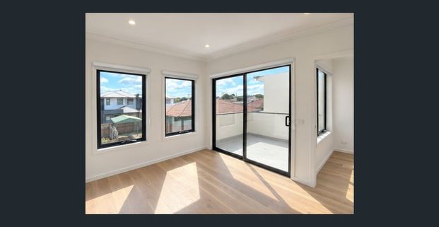 Stylish, modern and convenient townhouse in the heart of Kingsbury - Photo 1