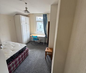 4 bedroom terraced house to rent - Photo 3