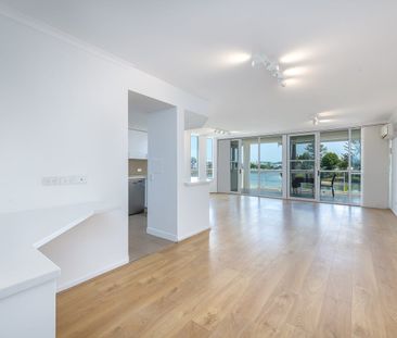 Beautifully Renovated Apartment On The Water! - Photo 3