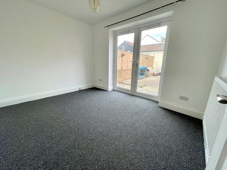 2 Bed Flat, Belton Road, BS5 - Photo 3