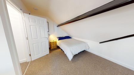 1 bedroom in a house share to rent - Photo 2