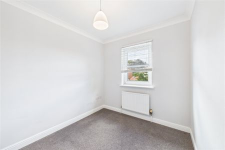 3 bedroom House in Hawthorn Court, Farnborough - Photo 2
