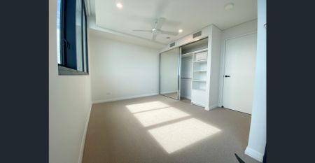 UNFURNISHED 2 Bed 2 Bath 1 Car study area apartment available now - Photo 2