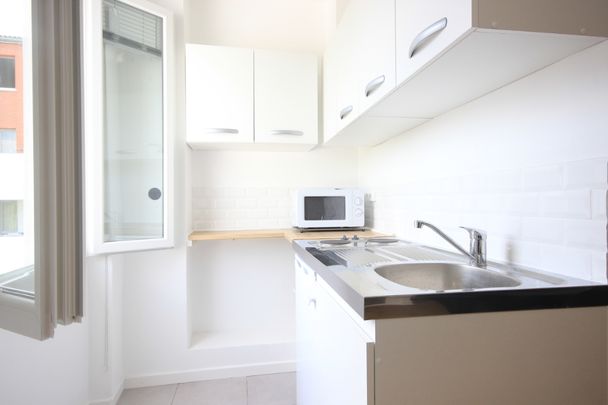 Appartement a louer Paris - Loyer €804/mois charges comprises ** - Photo 1