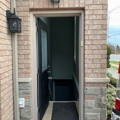 For Lease - 2031 Oxford Avenue, Oakville, Ontario - Photo 1