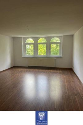 Individuelle Wohlfühlwohnung unterm Dach! Hofseitiger Balkon und toller Blick! - Photo 1
