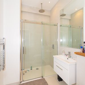 2 Bed Flat, Munster Road, SW6 - Photo 2