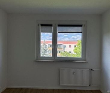 ---Helle, sanierte 3-Raum-Wohnung mit hochwertiger Einbauküche in b... - Photo 2
