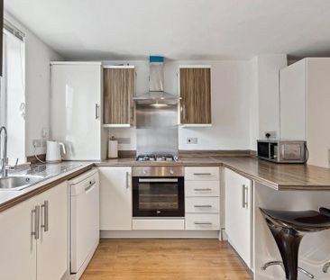 4 bedroom semi-detached house to rent - Photo 3