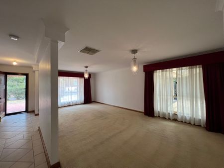 Large 4 Bedroom Home with 2 Living Areas! - Photo 4