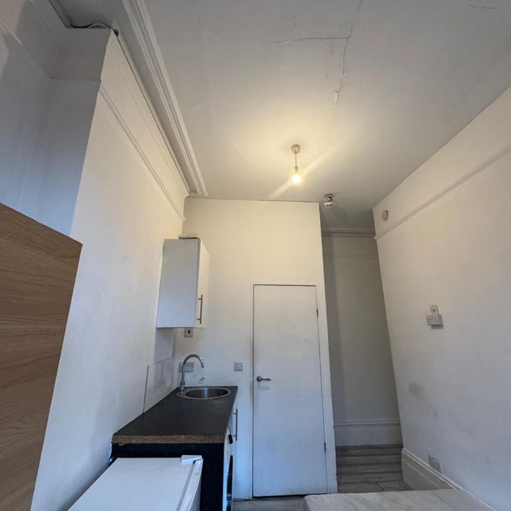 Studio Flat, London Road, CR0 - Photo 1