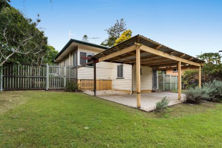 CHARMING COTTAGE ON LARGE BLOCK WITH SHED - WALK TO SCHOOLS, PUBLIC TRANSPORT - Photo 2