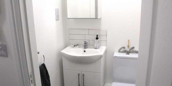 High Street // Bed Apartment // Aug, LN5 - Photo 3